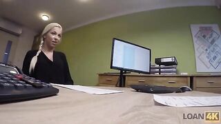 The woman needs a loan for her business, she is interviewed by a loan4k agent