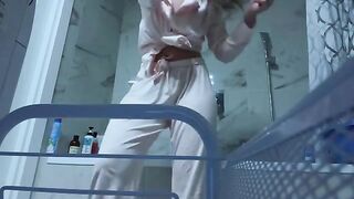 A girl caresses her pussy in the bathroom, no one sees