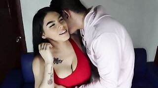 No puedo evitar tocarme la polla cuando veo a mi hermanastra, un escena intensa