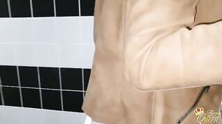 A man fucked a woman in the toilet of the restaurant