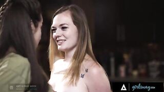 Plumber fixes kitchen leak, witnesses steamy sex addict show