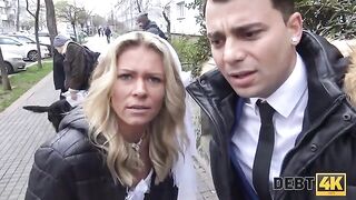 A man arranged a meeting with the blonde and her future husband