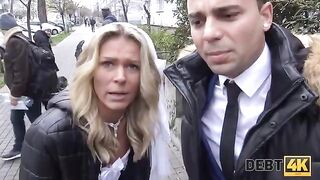 A man arranged a meeting with the blonde and her future husband