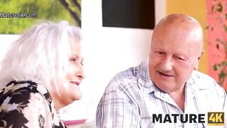 A mature woman seduced a guy and got boned on the table