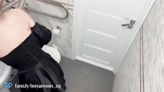 First night date with a hot girl in the toilet