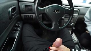 A girl met her fan and sucked his dick in the car enthusiastically