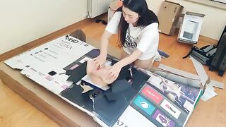 Stepsister gets her asshole gapped by a hand through a box hole