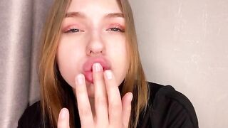 A juicy girl with an ass to die for has an orgasm at home alone