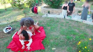 Babe has sex on the meadow with a stranger