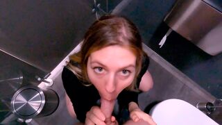 A thief got fucked in the toilet of the shopping mall