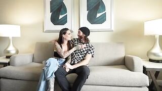 A man gets his dick sucked by two girls in an hotel room