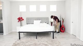 The mature beauty Jordan Maxx seduced the moving man to fuck her