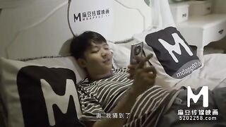 Young Chinese girl lost her virginity under the sheets, intimate moments captured