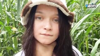 Security guard caught a thief in the cornfield and fined her on the spot