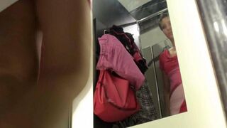 A spy filmed a naked girl in the changing room of the shop