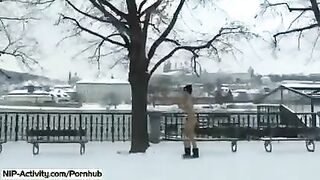 A student went out on the street and showed her boobs to passers-by