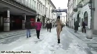A student went out on the street and showed her boobs to passers-by