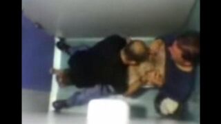 The camera left in the toilet shows how two guys are sucking cocks