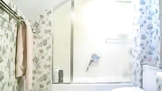 I found a girl peeing and spied on her