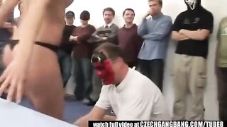 An abnormal model has a dirty mouth and participates in a rough group scene