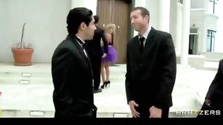 The bride got painted and immediately started to do the blowjob with the witness