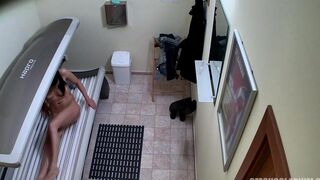 A hidden camera filmed a naked client in a Czech solarium