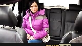 A hot girl slept with her taxi driver in his car