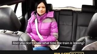 A hot girl slept with her taxi driver in his car