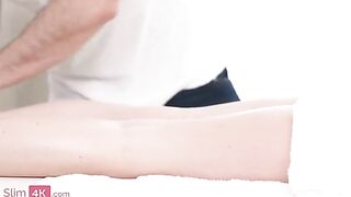 Masseur with a chiseled body seduced his client Sweetie