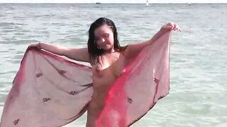 Babe goes for a naked bath in the sea, a thrilling experience!