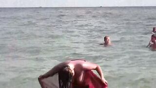 Babe goes for a naked bath in the sea, a thrilling experience!