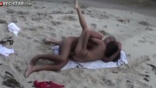 A couple has real sex on the beach with a hidden camera