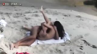 A couple has real sex on the beach with a hidden camera