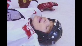 The fan gave the hockey player anal after the second break in the stadium