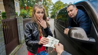 A pick-up guy agreed to fuck a girl for money in her car