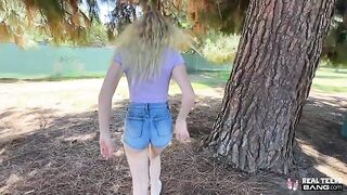 A man gently pushed his cock into the girl’s pussy