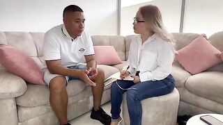 A psychologist demanded leche from her client, Kira Blonde, in a steamy session
