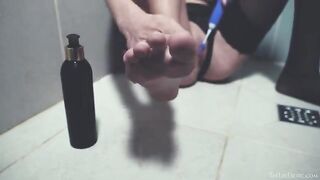 In the shower, a girl plays with her pussy with sex toys