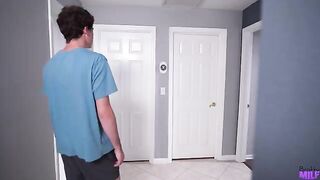 The nice woman allows her boyfriend to stretch her pussy