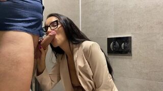 A guy fucked a hot secretary in the toilet booth, she gave him a blowjob