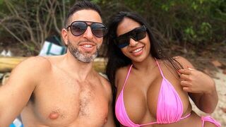 A vacation success story: sea, sun, and intimate beach encounter