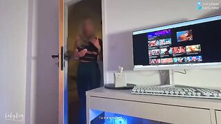 She tried to imitate a porn star, but the guy didn’t notice