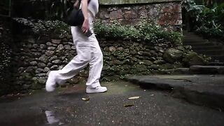 A rider without a saddle, but with excellent form in a romantic HD vlog